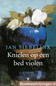 Knielen op een bed violen